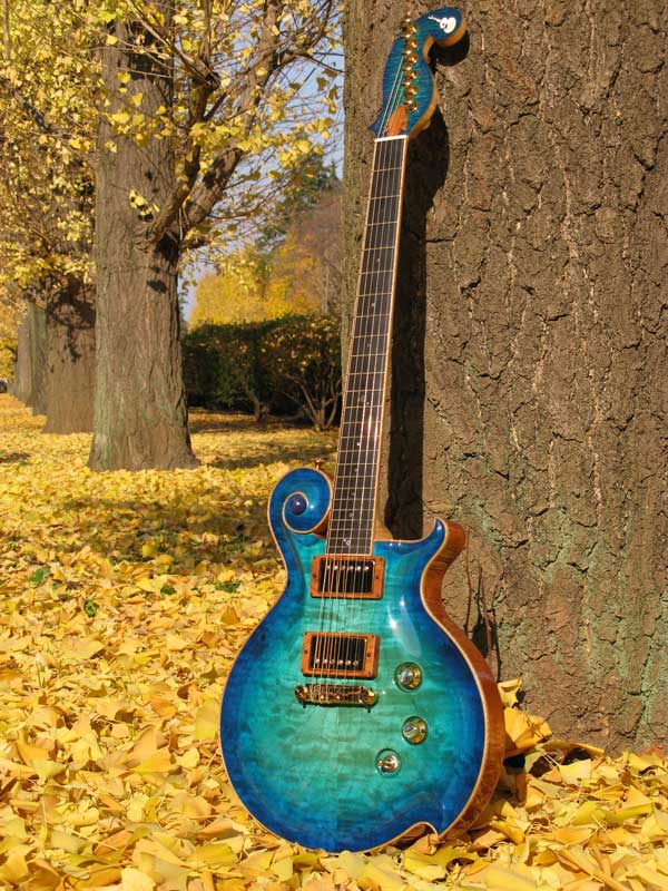 青いギター　スクロールトップにラピスラズリ使用　オッキオ007